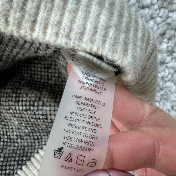 Vince Camuto Leopard Cheetah Print Soft Cozy Sweater. Vneck oversized XS - Picture 5 of 7